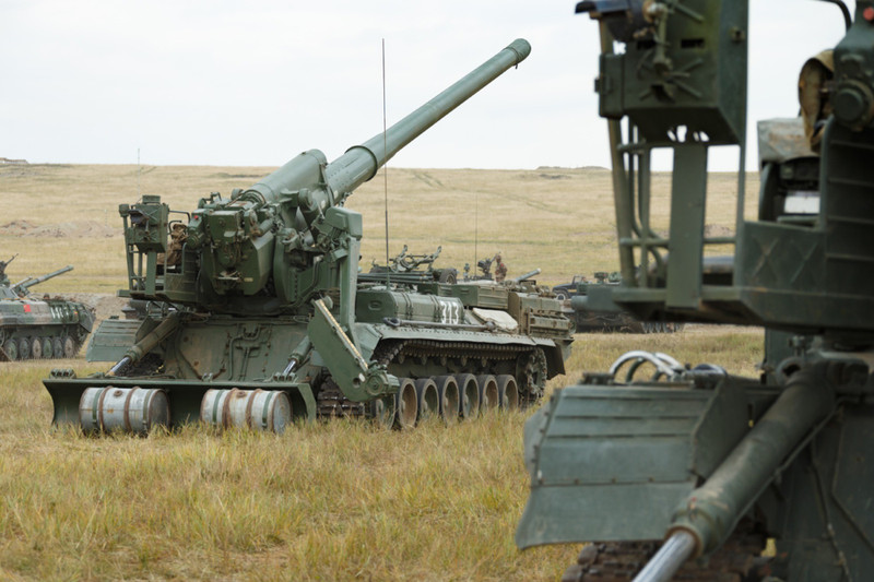 Tuy vậy Malka vẫn còn đó những nhược điểm như mức độ cơ giới hóa thấp, thời gian chuẩn bị bắn quá dài và kíp chiến đấu không được bảo vệ bởi một tháp pháo bọc thép mà "lộ thiên" hoàn toàn. 2s7m-1.jpg