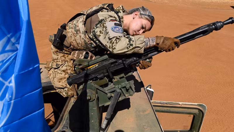 2edme1a-mali-gao-un-peace-keeping-mission-minusma-camp-castor-german-army-bundeswehr-female-soldier-with-mg-3machine-gun-credit-alamy.jpg