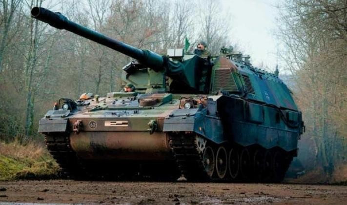 Tuy nhiên sau những cuộc chạm trán với máy bay không người lái của Nga, các khẩu pháo tự hành PzH 2000 thường bắt đầu bốc cháy. phao-tu-hanh-pzh-2000-17639683746281688010945.jpg