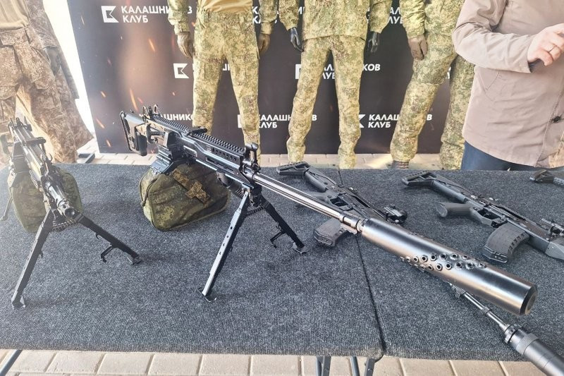 Bên cạnh AK-12, Tập đoàn Kalashnikov còn đang chế tạo các phiên bản tương tự với súng trường tấn công AK-15 - biến thể dùng đạn 7,62 x 39 mm cổ điển hơn. photo-2025-05-14-13-55-40-2-333.jpg