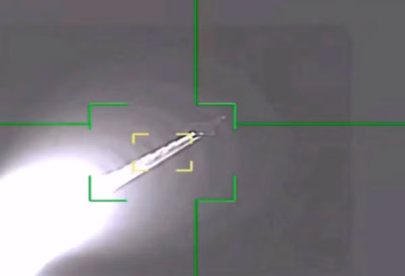 Ngay sau đó xuất hiện thông tin một chiếc F-35 của Mỹ đã hạ cánh khẩn cấp xuống căn cứ không quân của nước này ở Trung Đông. Theo hãng tin CNN, sự việc xảy ra sau khi máy bay bị hư hại do hỏa lực từ phía Iran . urazhennya-f-35.jpg