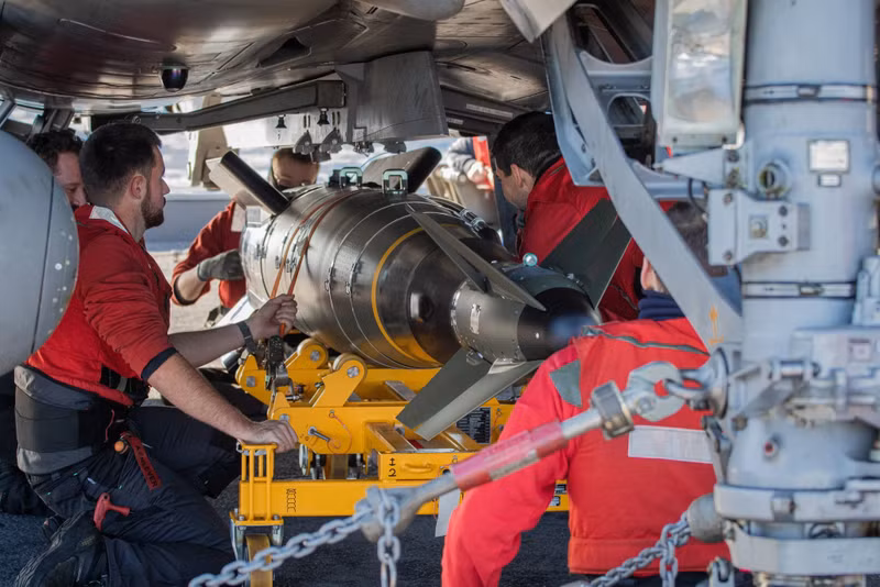 Sau khi tiếp nhiên liệu trên không, máy bay đã thực hiện cuộc tấn công ở độ cao thấp và tiêu diệt mục tiêu được chỉ định bằng bom dẫn đường AASM 1000. Không quân Hải quân Pháp mô tả sự kiện này là "thành thạo về mặt kỹ thuật và tổ chức". aasm-1000-2048x1366.jpg