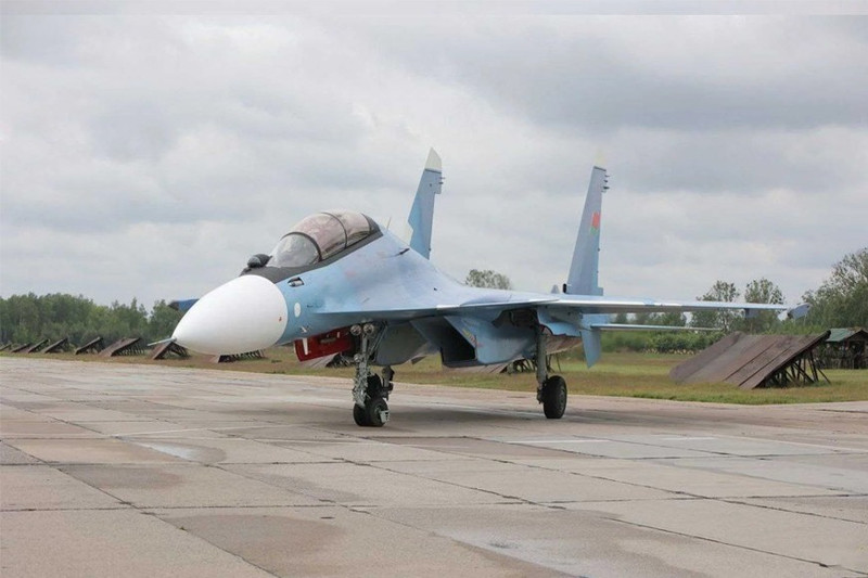 Các phi công Nga đặc biệt yêu thích Su-30SM2 còn ở đặc điểm nó có buồng lái được thiết kế cho 2 phi công, giúp "giảm tải" nhiệm vụ trong những chuyến bay dài và chuyên biệt hóa chức năng lái cũng như điều khiển vũ khí. 560253-e728201b167eaa36be2af9e68d8c0430.jpg