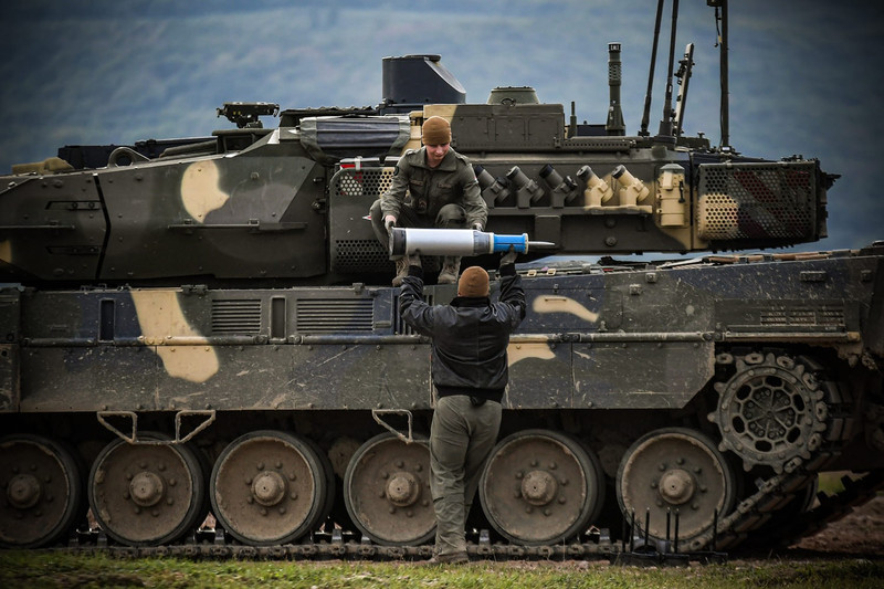 Những người nhận kỳ niệm chương bao gồm ông Ralf Ketzel, quản lý dự án Mario Gall, và giám đốc KNDS Hungary Kft - ông Peter Ulbrich, người chịu trách nhiệm bảo trì và đảm bảo sẵn sàng chiến đấu của xe tăng. 461325379-1064802888988378-4711377928313626057-n.jpg