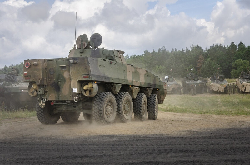 Quân đội Ba Lan sẽ nhận được xe bọc thép chở quân đầu tiên trang bị module chiến đấu ZSSW-30 mới vào năm 2023. Vào tháng 7 năm 2024, Warsaw đã đặt hàng thêm 58 chiếc Rosomak được trang bị tháp pháo ZSSW-30 thế hệ mới. 3228.jpg