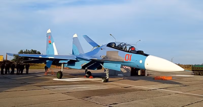Như vậy đây là lô chiến đấu tiêm kích Su-30SM2 thứ ba được giao cho Belarus trong năm nay, tức là tổng số chiến đấu cơ giao từ đầu năm ở con số 6. Số hiệu đuôi có thể của chúng là màu đỏ "13" và "14". su-30sm-in-baranovici1.jpg