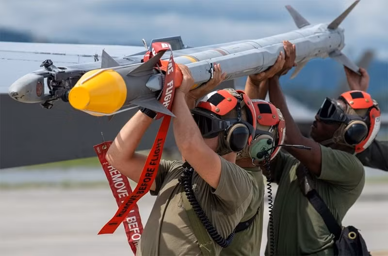 Như đã biết, AIM-9 Sidewinder là một dòng tên lửa không đối không dẫn đường tầm ngắn chủ lực của Mỹ, đã được Quân đội Đức (Bundeswehr) sử dụng trong nhiều năm qua. 1-4490.jpg