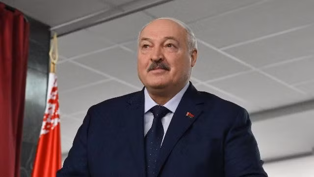 Tổng thống Belarus Alexander Lukashenko tuyên bố, nước này đã mua hệ thống tên lửa đạn đạo tầm trung siêu thanh Oreshnik mới nhất từ Nga, hãng thông tấn nhà nước Belarus BELTA cho biết. deistvuyushii-prezident-belorussii-aleksandr-lukashenko-aa0fg2f5-1761922201t.jpg