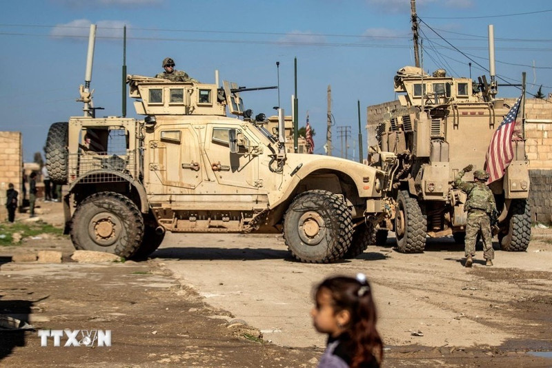 Hai sĩ quan quân đội Syria đã làm rõ rằng căn cứ này sẽ được sử dụng "cho các nhiệm vụ hậu cần, giám sát, tiếp nhiên liệu và nhân đạo", trong đó Damascus sẽ giữ toàn quyền kiểm soát, mặc dù điều này vẫn bị nghi ngờ. imagev3vietnamplusvn-w1000-uploaded-2024-ivpycivo-2024-10-09-ttxvn-binh-sy-my-2618.jpg