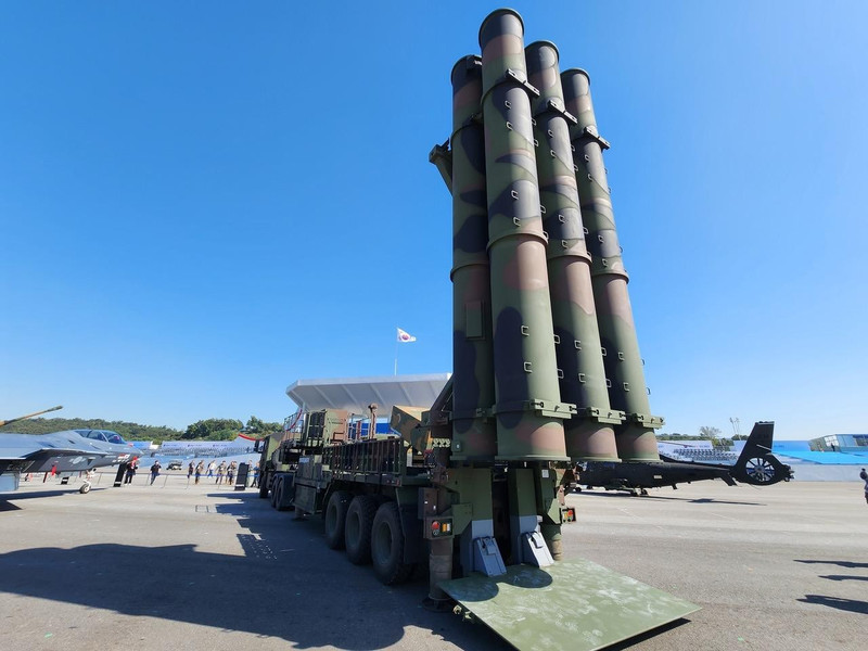 Tổ hợp còn bao gồm 1 radar mảng pha chủ động (băng tần S), cho phép theo dõi đồng thời 20 máy bay hoặc 10 tên lửa đạn đạo. Khả năng theo dõi tối đa lên đến 100 máy bay và 10 mục tiêu đạn đạo. 20231017-122908.jpg