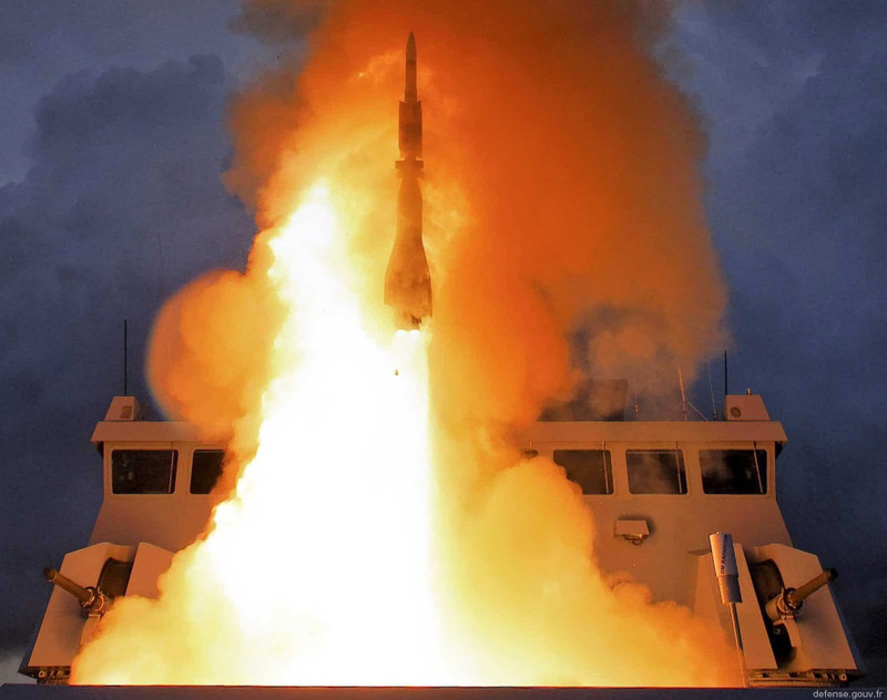 Tên lửa Aster 15 có tầm bắn hơn 30 km và được thiết kế để đánh chặn tên lửa bay thấp, trong khi Aster 30 có tầm bắn lên tới 120 km, với khả năng chống lại các mối đe dọa đạn đạo. aster-30-sam-02.jpg