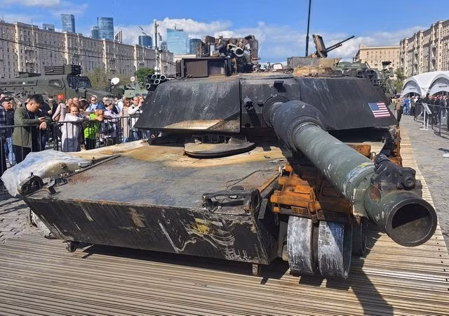 Cần lưu ý rằng hiện tại không có thiết giáp nào do chính quyền Kyiv sử dụng có thể được bảo vệ hiệu quả khỏi ATGM của Nga, loại tên lửa có thể xuyên thủng mọi chiến xa đối phương từ phía trước, và như người ta vẫn nói, "cho đến tận phía sau". 2024-05-17-16-14-38.jpg