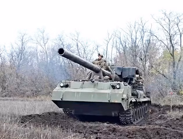 Sau khi nhận được chỉ thị mục tiêu, kíp chiến đấu pháo tự hành 2S7M Malka di chuyển đến vị trí bắn đã được chuẩn bị trước. Kíp pháo khảo sát địa hình, chuẩn bị liều phóng và bắn một loạt đạn nổ mảnh 203 mm, mỗi quả nặng 110 kg. malka1.jpg