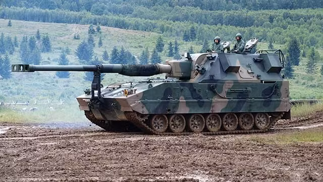 ukraine-uses-the-newest-40km-range-155mm-8-cylinder-ahs-krab-gun.jpg