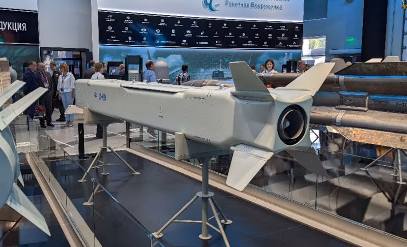 Bức ảnh cho thấy phần đầu đạn có chứa các bộ phận nổi bật ở dạng lớp kim loại. "Nếu phát hiện thấy những lớp như vậy, đừng chạm vào chúng và hãy gọi ngay cho các đơn vị của Cơ quan Tình trạng Khẩn cấp", bài viết cho biết. screenshot-3-34-5159.jpg