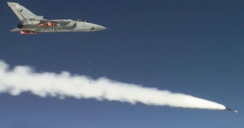 Các tiêm kích Rafale vẫn sẽ là nền tảng cho tên lửa Meteor và trong tương lai máy bay này cũng có thể được trang bị tên lửa hàng không do Ấn Độ tự sản xuất. 608-meteor-fired-from-tornado.jpg
