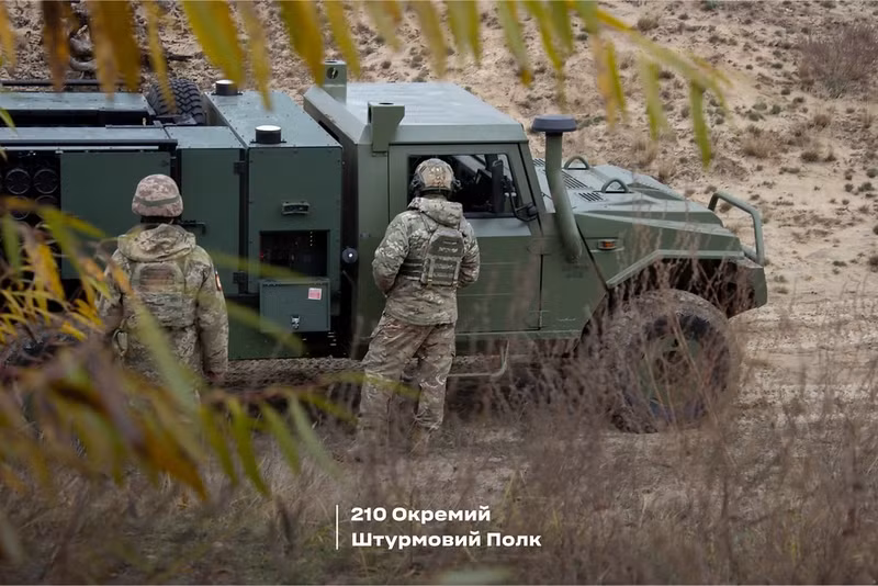 Trung đoàn xung kích biệt động 210 đã tiếp nhận vũ khí mới và đang tích cực huấn luyện làm chủ: “Chúng tôi đã tính toán việc triển khai và thu gọn nhanh chóng, cũng như tính hiệu quả của hỏa lực gây sát thương mục tiêu”, đại diện đơn vị cho biết. 54157939934-d299d366d9-b.jpg