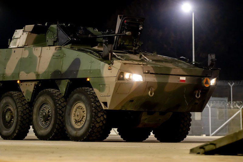 Trước đây, 2 lữ đoàn cơ giới của Ba Lan, cụ thể là Lữ đoàn Greater Poland số 17 và Lữ đoàn Pidhalska số 21, đã xe bọc thép chở quân Rosomal với tháp pháo HITFIST-30P trong biên chế. bronetransporter-rosomak.jpg