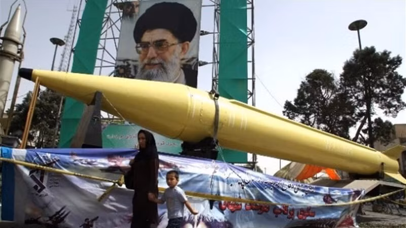 Thông tin xác nhận đầu tiên về thiệt hại đối với nhà máy này xuất hiện vào ngày 8/3. Sau đó, Lực lượng Phòng vệ Israel tuyên bố đã tấn công cơ sở nói trên, nơi mà theo họ, sản xuất "phần lớn" số tên lửa mà Iran sử dụng để bắn vào lãnh thổ nước này. news-p-317547-636313023391361391.jpg