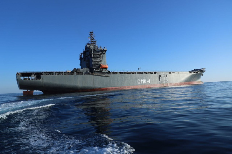 Cần lưu ý, chiếc chiến hạm được gọi là "tàu sân bay đầu tiên của Iran", là phiên bản cải tiến của tàu chở container Perarin, dài khoảng 240m, nó đã được sửa đổi để có sàn đáp và bệ phóng máy bay. 03-68.jpg