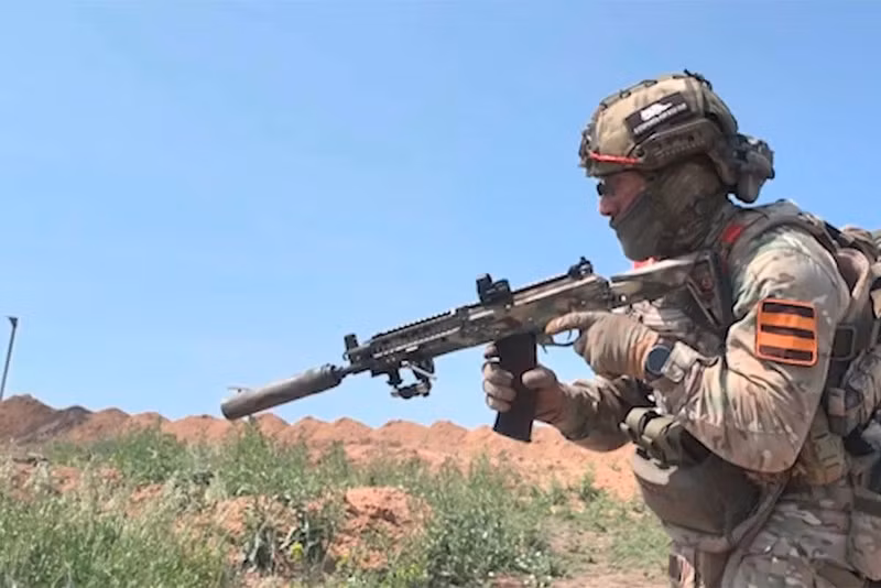 Tập đoàn Kalashnikov Concern (KC) đã bàn giao lô súng trường tấn công AK-12K rút ngắn đầu tiên, được sản xuất theo hợp đồng với nhà nước để trang bị cho Quân đội Nga vào năm 2026. 12k1-af9.jpg