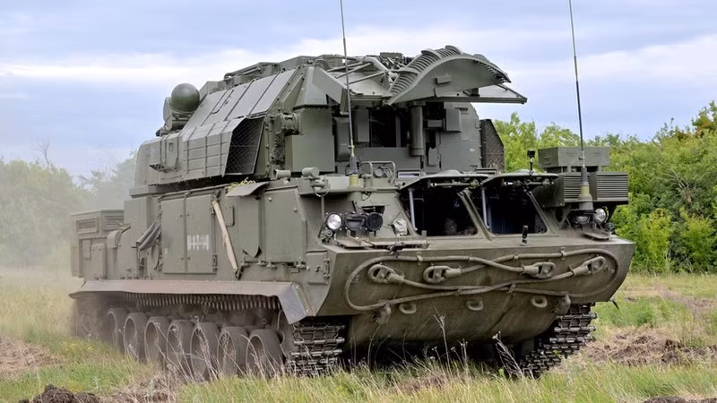 Xe chiến đấu bánh xích Tor-M2 mang tới 16 tên lửa phòng không tầm ngắn 9M338K, có khả năng đánh chặn các mục tiêu với diện tích phản xạ radar nhỏ ở độ cao từ 5 mét cho đến 12 km. 214806-tenluatorm2mk.jpg