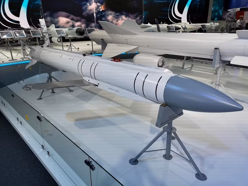 Thành phố Krivoy Rog nằm cách tiền tuyến khoảng 90 km. Trước đó, một số chuyên gia quân sự Ukraine cho rằng quả bom đầu tiên của Nga đến Dnepropetrovsk thực chất cũng là Grom-1. grom-e1-missile-4578.jpg