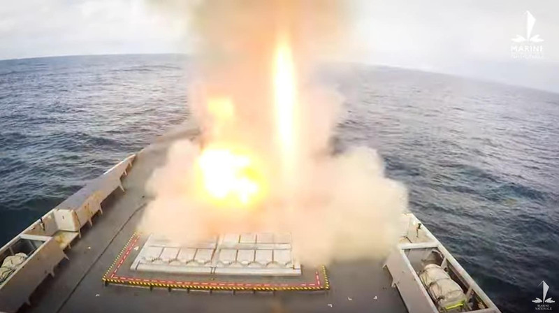 Các khinh hạm FDI, do Tập đoàn Naval phát triển, là nền tảng chiến đấu đa năng với lượng giãn nước 4.500 tấn. Chiếc đầu tiên, Amiral Ronarc'h, đã được bàn giao cho hạm đội vào tháng 10 năm 2025 sau các cuộc thử nghiệm thành công. fremm-aster-15.jpg