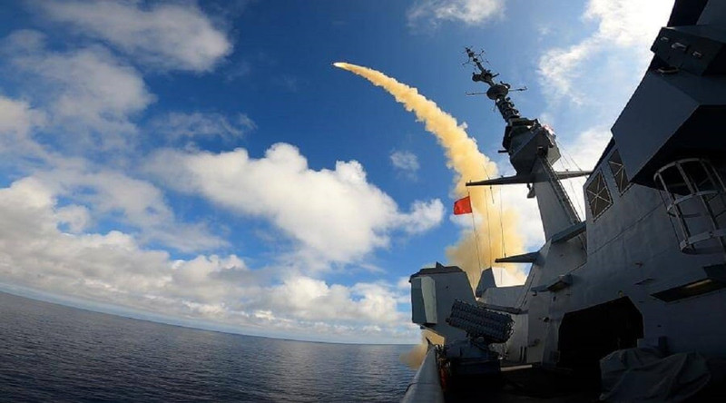 Bên cạnh đó, 3 tàu Amiral Ronarc'h, Amiral Louzeau và Amiral Castex cũng sẽ được hiện đại hóa sau này. Phiên bản cơ sở của các khinh hạm nói trên có 16 bệ phóng tên lửa cho tên lửa Aster 15 và Aster 30. fremm-lorraine-aster-30.jpg