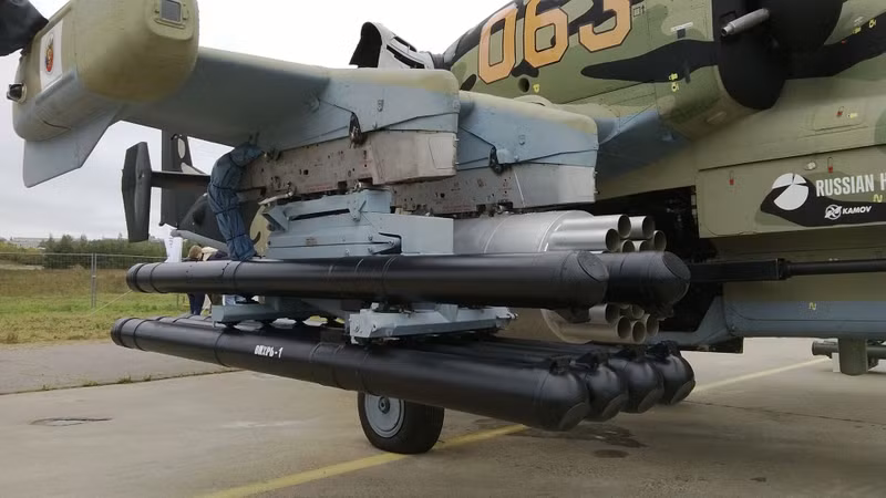Phương tiện mang chính của tên lửa chống tăng Vikhr-1 chính là trực thăng tấn công Ka-52 Alligator, cặp đôi này được sử dụng để phá hủy các công sự, cứ điểm và xe bọc thép của đối phương. 818541-3-0-2591-1456-1920x0-80-0-0-dca325f0b254936ea5b8c983c1a35a61.jpg