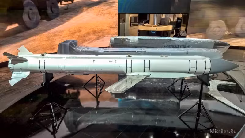 Loại đạn hàng không dẫn đường đặc biệt này có khả năng tiêu diệt mục tiêu trên mặt đất và cả trên mặt nước với độ chính xác cao, nếu tọa độ của đối tượng đã được biết trước. ss-18-563-1884.jpg