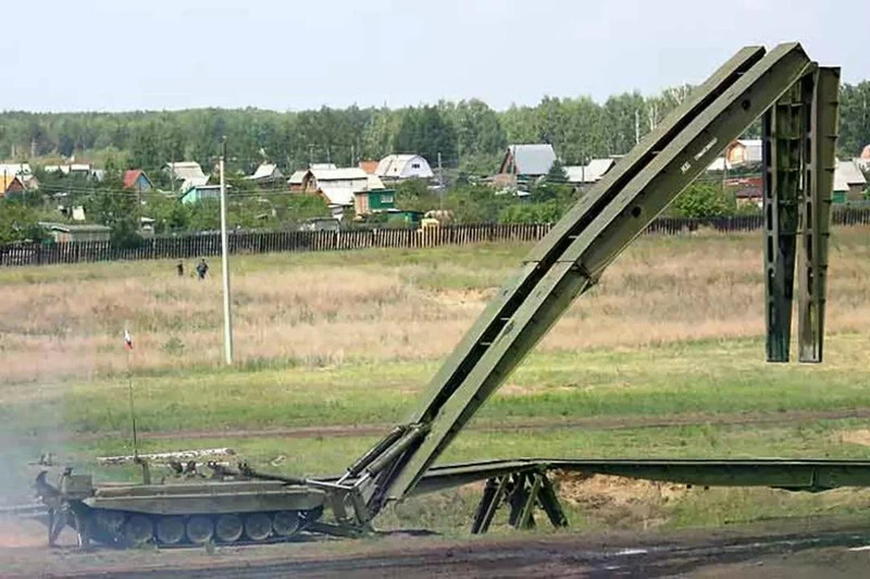 russian-mtu-90m-armored-vehicle-launched-bridge-in-action-v0-wsnm2m9z0kj81.jpg