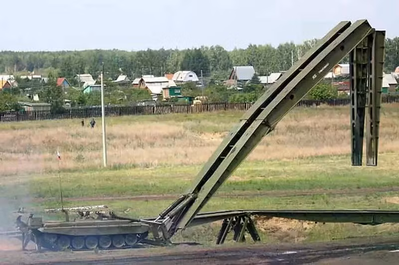 russian-mtu-90m-armored-vehicle-launched-bridge-in-action-v0-wsnm2m9z0kj81.jpg