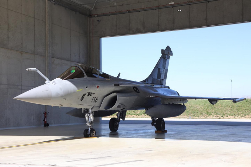 Tổng thống Volodymyr Zelensky tuyên bố sắp hoàn tất các cuộc đàm phán với Pháp về việc mua máy bay chiến đấu Rafale, động thái sẽ mang lại sự thúc đẩy đáng kể cho ngành hàng không Ukraine. vynyshhuvach-rafale-povitryanyh-syl-horvatiyi-v-berezni-2025-roku.jpg