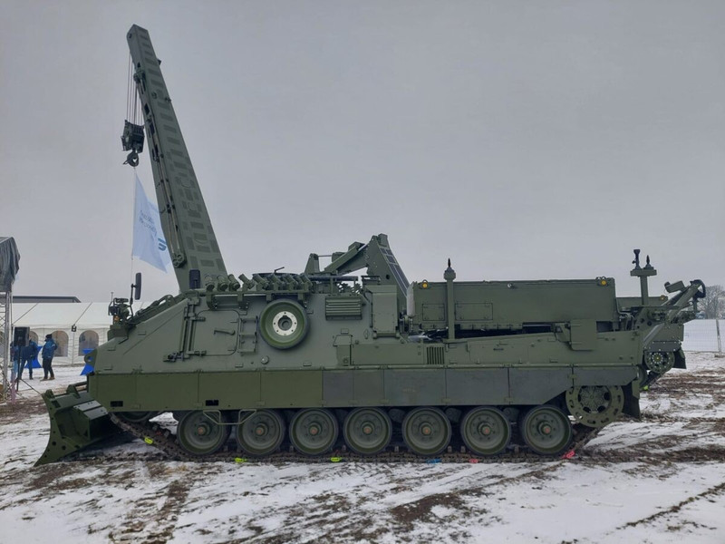 Thỏa thuận mua sắm dự kiến cũng bao gồm việc cung cấp ban đầu một cơ số đạn dược nhất định phục vụ huấn luyện, các gói bảo trì, phụ tùng thay thế và phần mềm liên quan. bergepanzer-wisent-2-bild-hartpunkt-lars-hoffmann.jpg