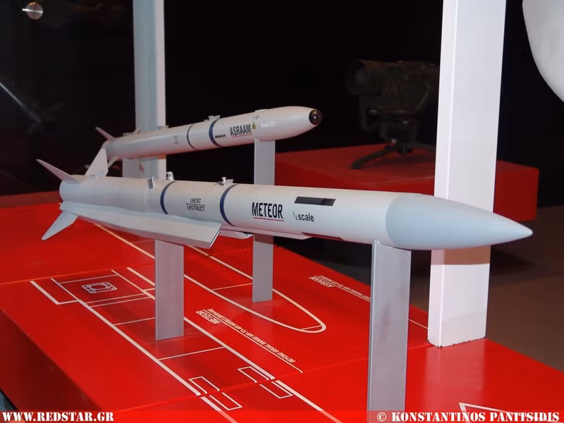 Tên lửa không đối không Meteor có khả năng tấn công mục tiêu từ cách xa 185 km, loại đạn này nguyên bản không được tích hợp vào Mirage 2000, nhưng Pháp sẵn sàng tiến hành cải tiến kỹ thuật để lắp đặt loại vũ khí này lên máy bay chiến đấu của họ. dsc01036.jpg