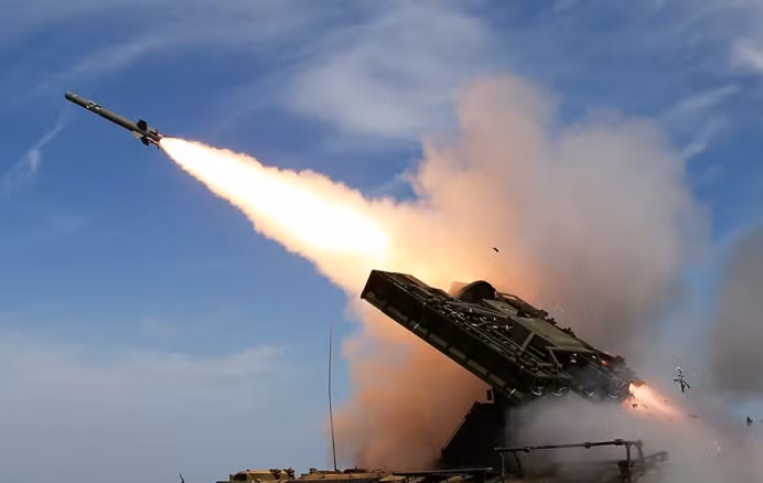 Tên lửa 9M333 được nâng cấp đánh dấu một giai đoạn mới trong quá trình phát triển hệ thống khi đầu dò ba kênh của nó cải thiện khả năng chống nhiễu và tăng khả năng đánh chặn các mục tiêu tàng hình. 0-7-827x438-1-e1648620143437.png