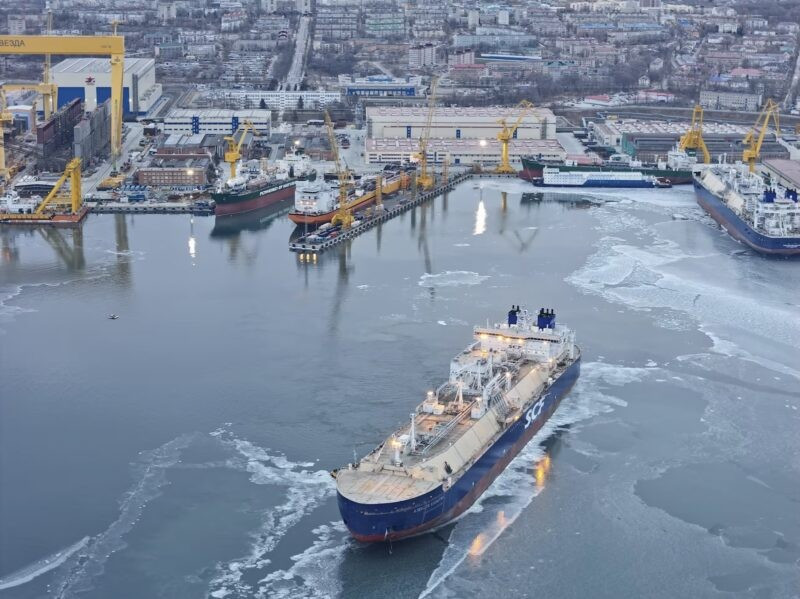 Chiếc Alexey Kosygincó khả năng vận chuyển LNG quanh năm dọc theo Tuyến đường biển phía Bắc (NSR), trở thành yếu tố then chốt trong công tác hậu cần của các dự án Bắc Cực. alexey-kosygin-lng-tanker-800x599.jpg