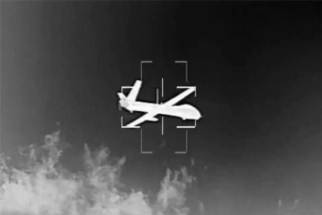 Trong video đăng tải, có thể thấy chiếc Hermes đã bị đầu dò của tên lửa 358 khóa mục tiêu. Đoạn phim bị cắt khi quả đạn tiếp cận máy bay không người lái, cho thấy mục tiêu đã bị tiêu diệt. foto-kadr-telegram-kanal-kirill-fedorov-voina-istoriya-oruzhie-hm658nn1-1772471701t.jpg