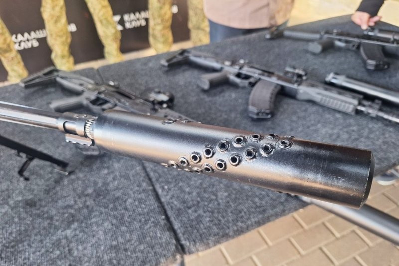 Theo nhà sản xuất, mẫu mới này vẫn giữ nguyên tất cả mọi đặc tính chiến đấu quan trọng của AK-12 phiên bản tiêu chuẩn, trong khi sở hữu kích thước nhỏ gọn và trọng lượng nhẹ hơn đáng kể. photo-2025-05-14-13-55-41-d5c.jpg