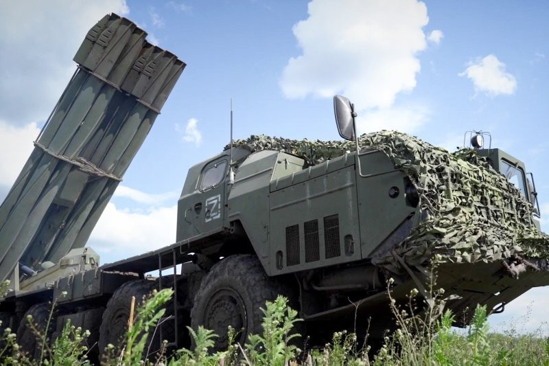 Đơn vị chế tạo cho biết thêm, tổ hợp vũ khí này được trang bị tên lửa dẫn đường tối tân, không chỉ có thể điều chỉnh tầm bắn mà còn cả quỹ đạo bay riêng biệt đối với từng quả đạn trong loạt bắn. tass-59193872-d9d.jpg