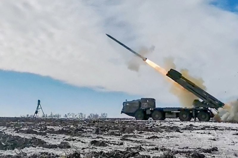 Một loạt đạn có thể bao phủ khoảng 60 - 70ha, toàn bộ loạt đạn sẽ được bắn trong chưa đầy một phút. Hệ thống bao gồm 1 xe chiến đấu, 1 xe vận tải nạp đạn và 1 xe chỉ huy. tass-65467450-c82.jpg