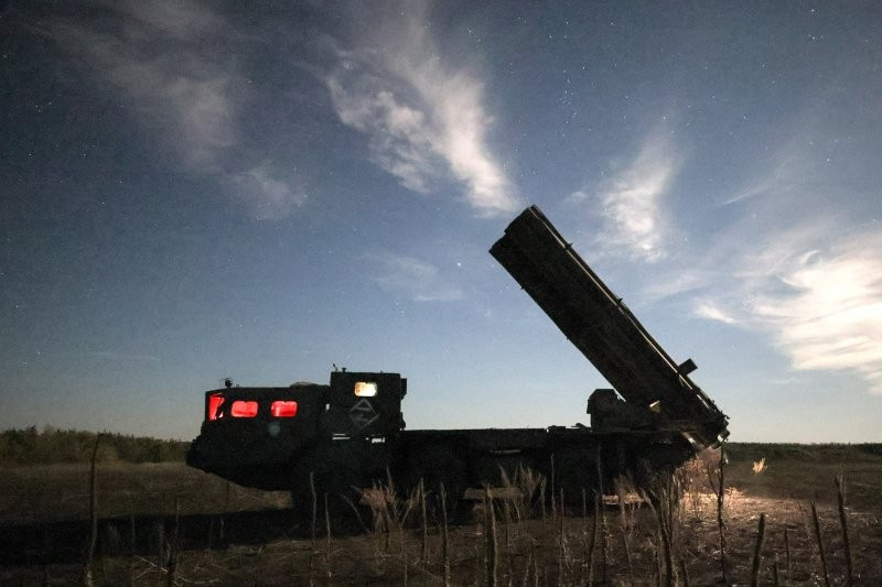 Người đại diện của Rostec nhấn mạnh, Tornado-S có tầm bắn xa và sức công phá đáng kể, có khả năng nhắm mục tiêu và phá hủy hiệu quả nhiều cụm thiết bị quân sự, vị trí phòng thủ kiên cố và sở chỉ huy cùng lúc. tass-83901604-ffd.jpg