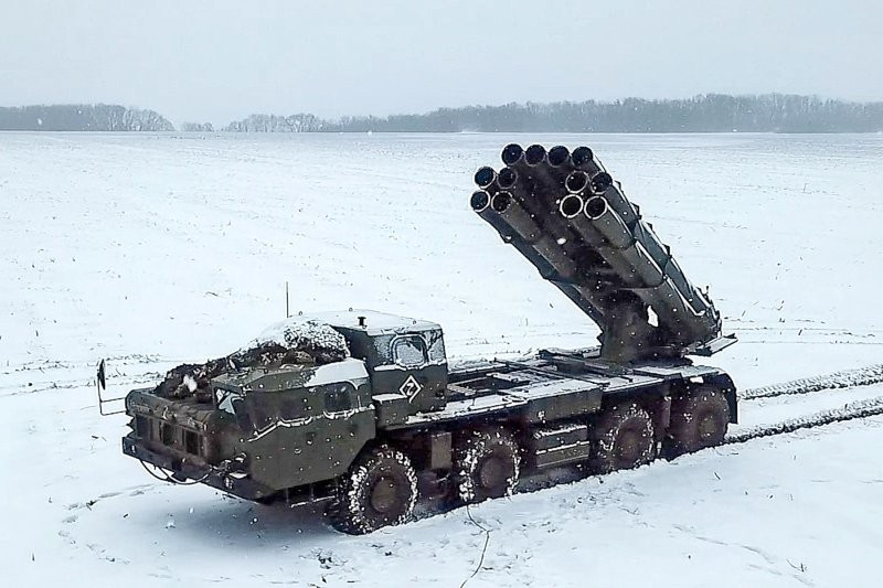 Hệ thống Tornado-S MLRS được thiết kế để phá hủy các mục tiêu nhóm, tên lửa chiến thuật, hệ thống phòng không và cơ sở hạ tầng quân sự - công nghiệp của kẻ địch ở khoảng cách xa. tass-65467447-e86.jpg