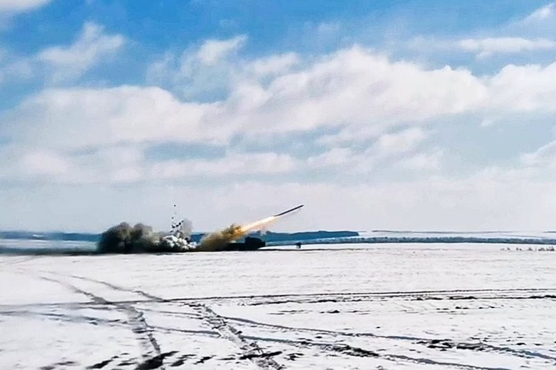 Cần nhắc lại, Tornado-S là một bản nâng cấp lớn của hệ thống BM-30 Smerch. Tổ hợp này có 12 bệ phóng trên khung gầm xe tải việt dã bánh lốp có độ cơ động cao và bắn tên lửa dẫn đường cỡ 300mm. Tầm bắn tối đa của đạn trong khoảng 120km. tass-65467448-22e.jpg