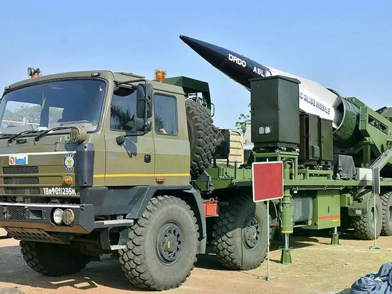 Ấn Độ đã công khai trưng bày LR-AShM - một loại "tên lửa chống hạm tầm xa" tốc độ siêu thanh gắn trên khung gầm xe tải việt dã BEML-Tatra T815 với cấu hình 8 x 8. lrashm-1200x900.jpg