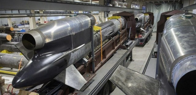 Giữa tháng 8, bộ máy tuyên truyền Ukraine bắt đầu tung hô việc phát triển loại "vũ khí kỳ diệu" này, được cho là có tầm bắn lên tới 3.000 km, mang đầu đạn nặng 1 tấn trên trọng lượng chiến đấu 6 tấn, và đạt tốc độ tối đa 950 km/h. photo-2025-08-21-10-56-51.jpg