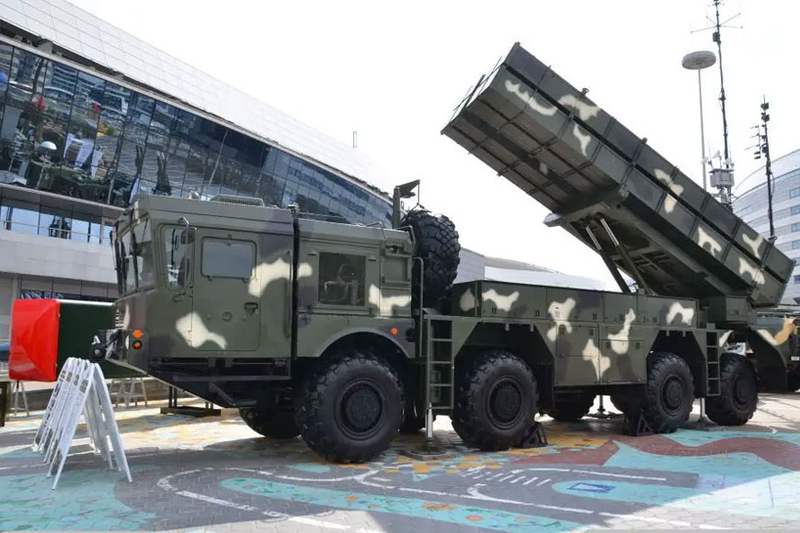 Hệ thống pháo phản lực phóng loạt Polonez của Belarus có giàn phóng được lắp đặt trên khung gầm xe tải việt dã bánh lốp MZKT-7930, mang theo 8 bệ phóng với nhiều loại tên lửa 301 mm khác nhau. he-thong-phao-phan-luc-polonez-m.jpg