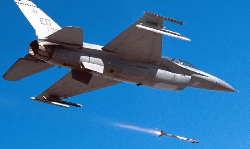 Tuy nhiên cũng có nhận định tên lửa AIM-9 Sidewinder đang bị phí phạm, khi dùng để đánh chặn những chiếc UAV cảm tử có giá thành chỉ vài chục ngàn đô la và được sản xuất rất nhanh chóng, sẽ gây ra tình trạng cạn kiệt "trong chớp mắt". image-9872.jpg