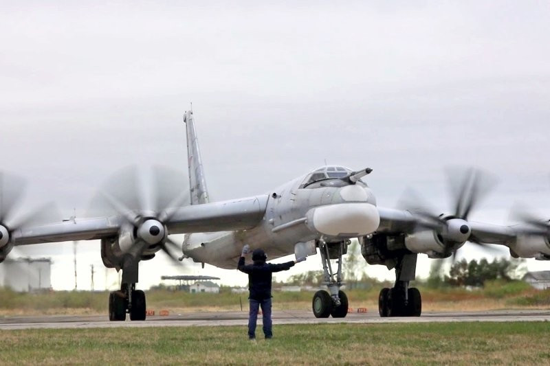 Tác giả Brandon Weichert lưu ý rằng oanh tạc cơ mang tên lửa chiến lược tầm xa thời Chiến tranh Lạnh vẫn là xương sống của Lực lượng Hàng không Vũ trụ Nga. ria-8198707hr-36d.jpg